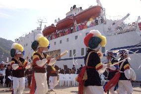 (5)N. Korea cheer group arrives in Pusan